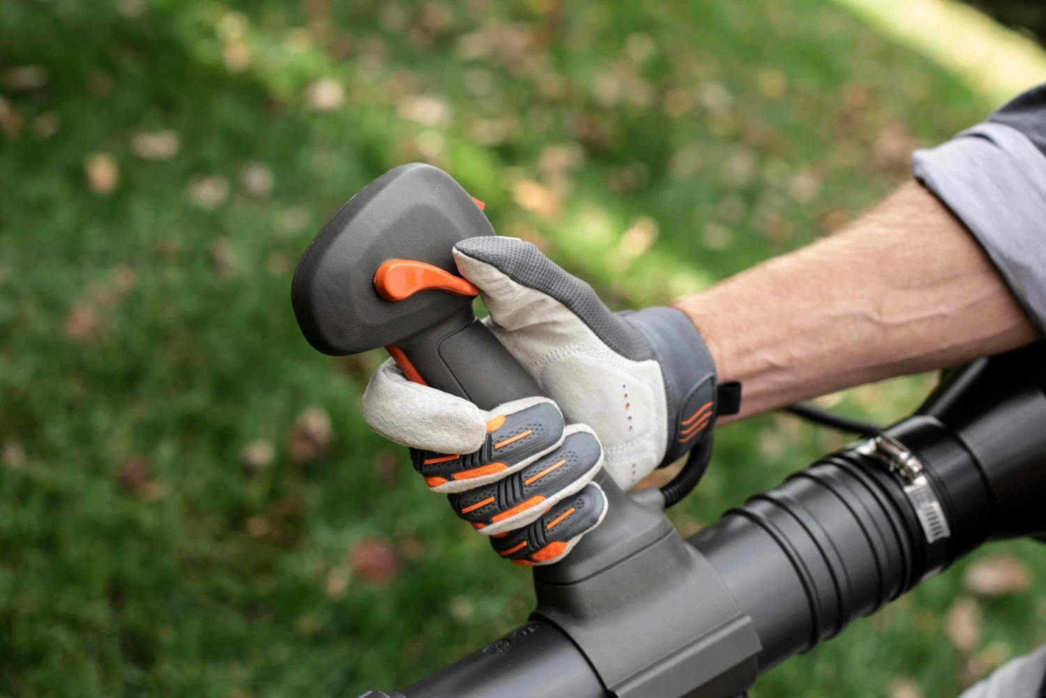Husqvarna Leaf Blowers 100 51.7-cu cm 2-cycle 251-MPH 434-CFM Handheld Gas Leaf Blower 6 Husqvarna Leaf Blowers 100 51.7-cu cm 2-cycle 251-MPH 434-CFM Handheld Gas Leaf Blower - Image 6